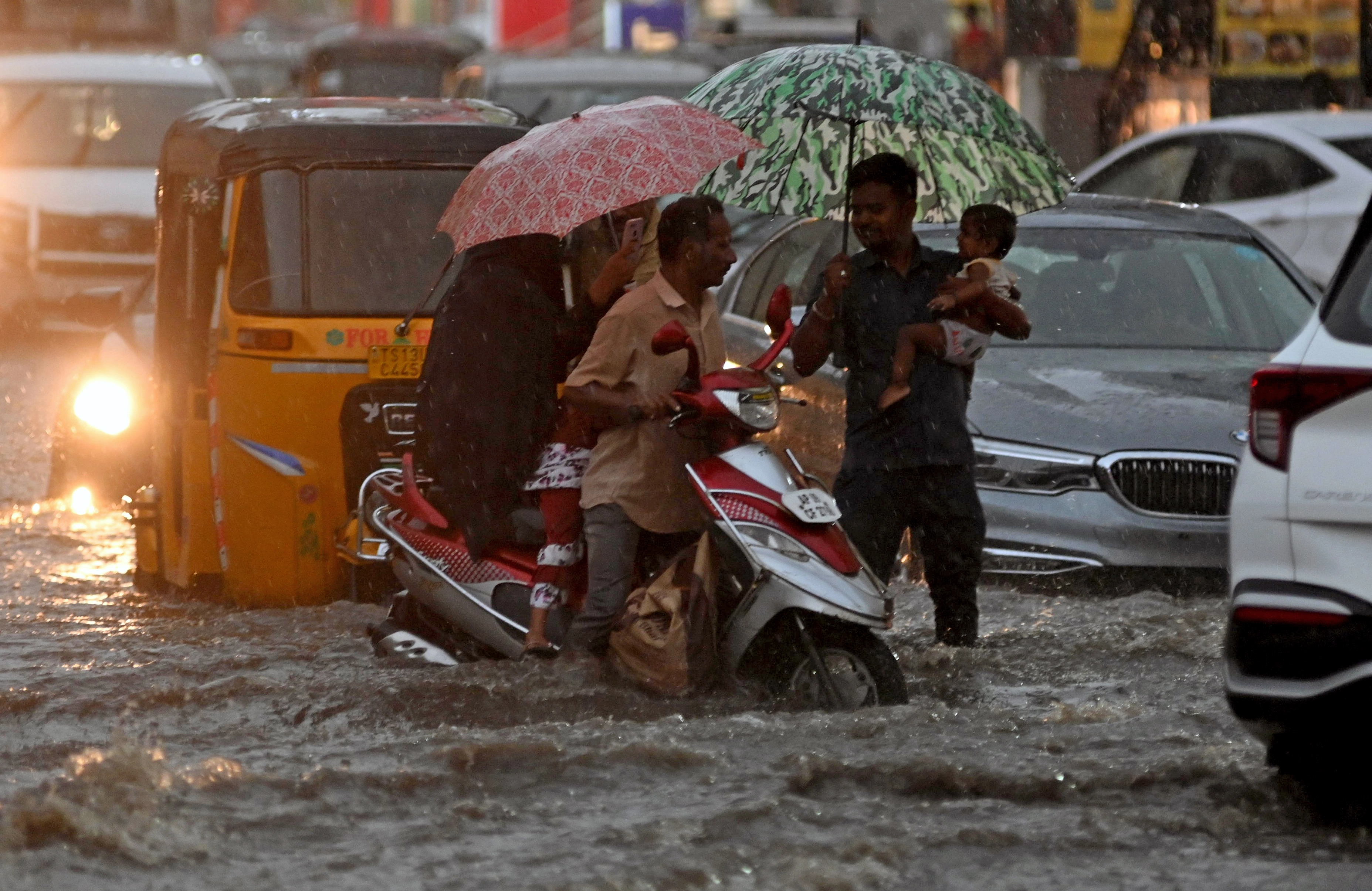 mumbai-thane-raigad-drench-as-monsoon-hits-heavy-rain-expected-today-red-alert-issued-for-ratnagiri